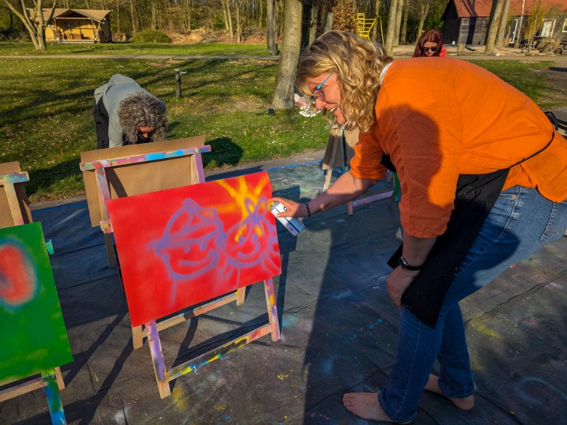 Sabine maakt een kunstwerk van graffiti