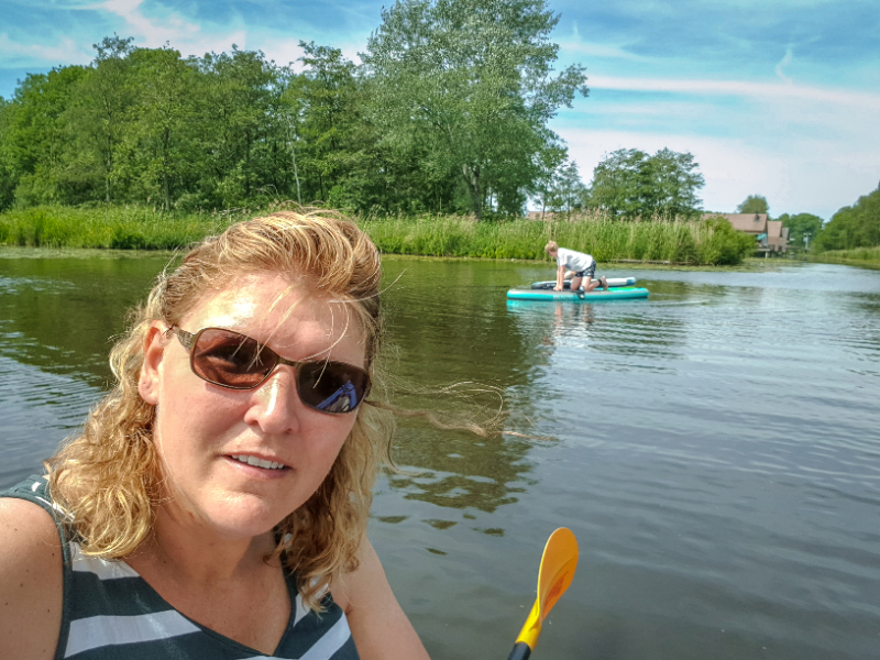Sabine en haar jongens op het water van de Reeuwijkse Plassen