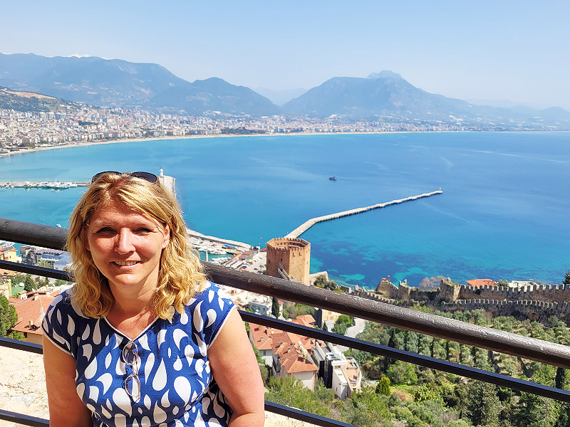 Sabine met de rode toren op de achtergrond en de kustlijn bij Alanya