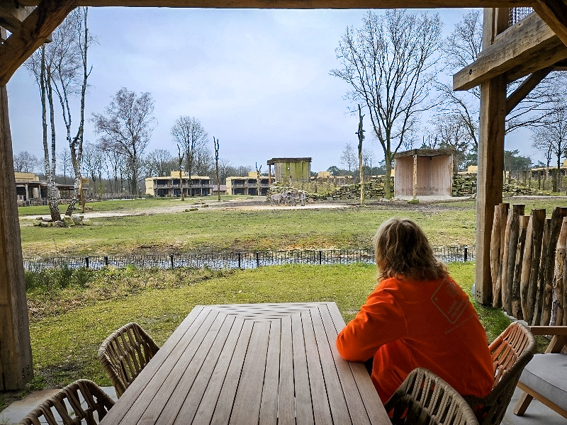 Sabine geniet van het zicht op de dieren vanaf het terras van de hotelkamer