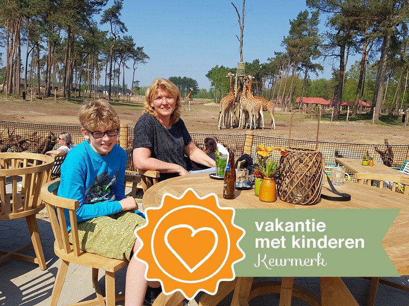 Zeb en Sabine op het terras met uitzicht op de giraffen