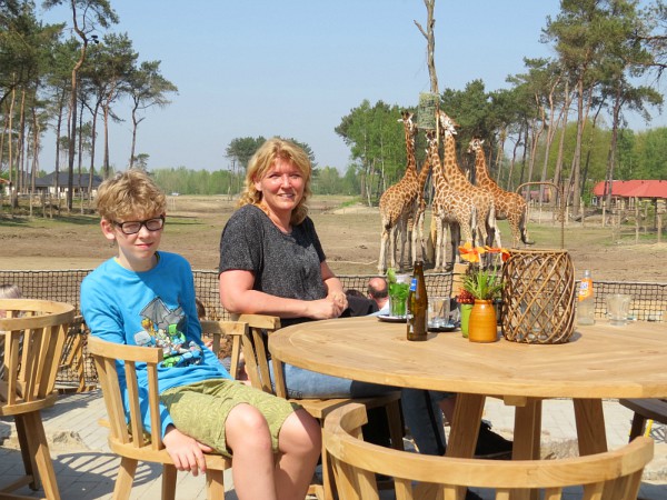 Zeb gaat samen met een meisje het kalfje aaien