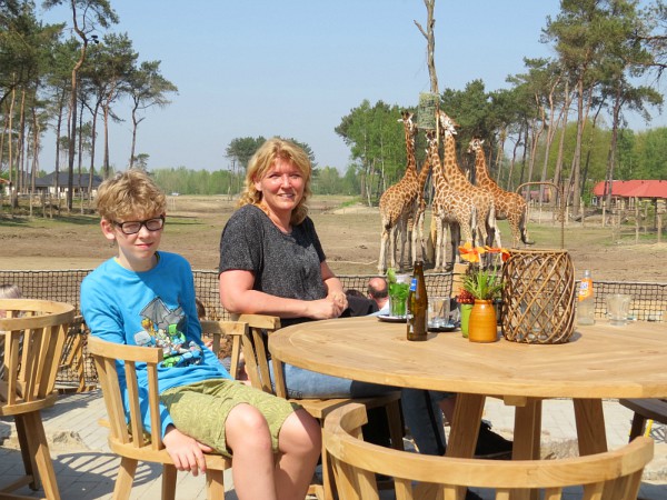 lunchen op terras met uitzicht op de giraffen