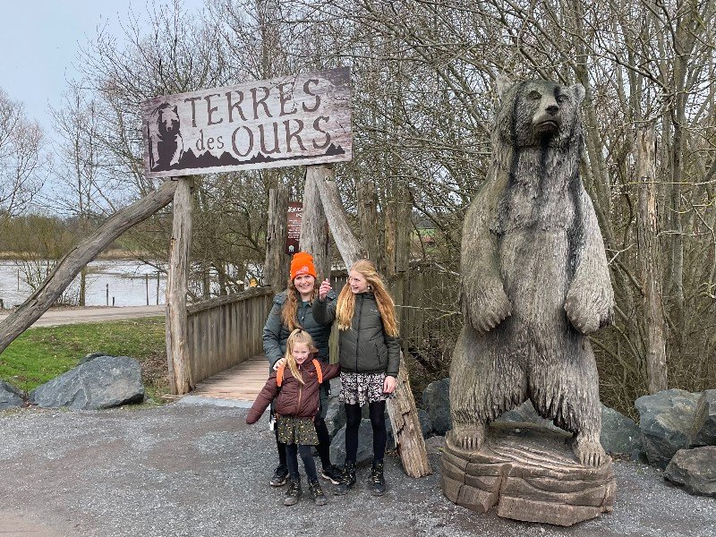 Marieke en haar kinderen bij het berenverblijf in Sainte-Croix, Frankrijk