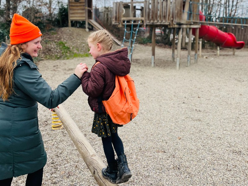 Marieke en haar dochter spelen in een van de speeltuinen van Sainte Croix