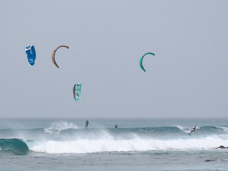 Kitesurfers in actie op Sal, Kaapverdië