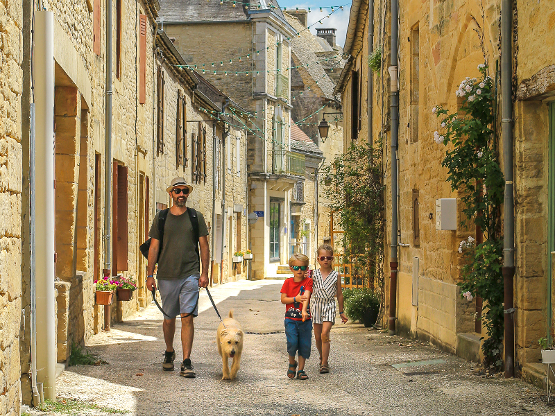 Mijn man, kids en hond tijdens onze vakantie in de Dordogne.
