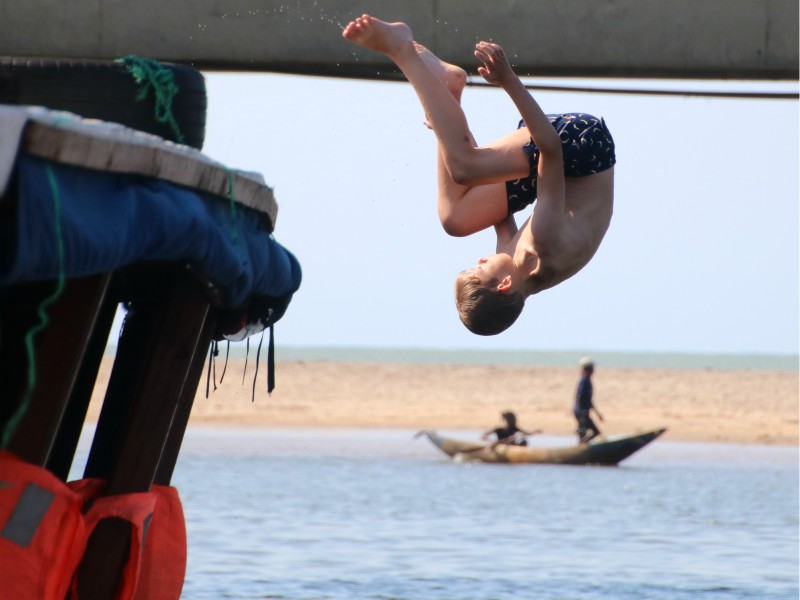Tycho maakt een salto vanaf de boot