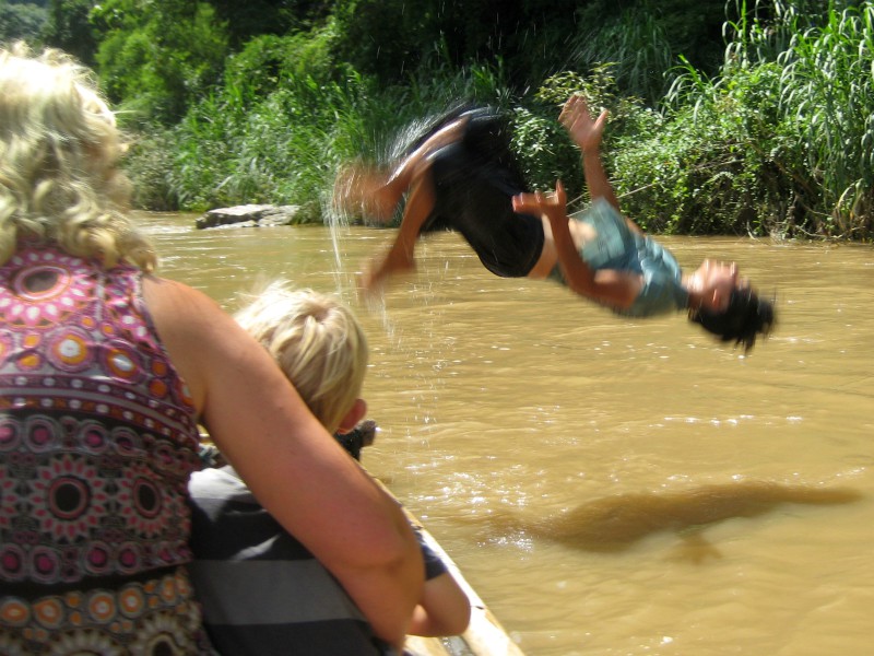 Salto vanaf de bamboeraft