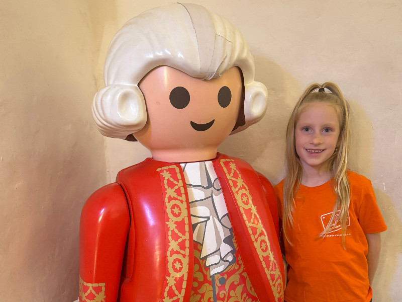 Op de foto met de levensgrote Mozart van Playmobil