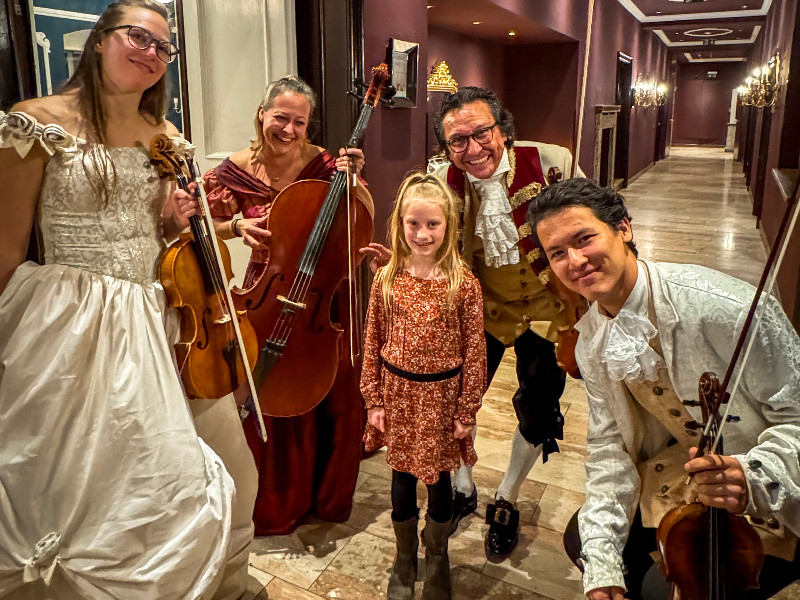 De dochter van Marieke met de muzikanten van het Mozart Dinner Concert
