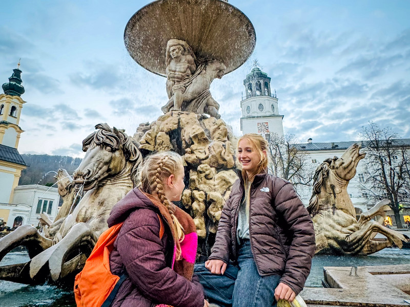 We bekijken de mooie pleinen in Salzburg