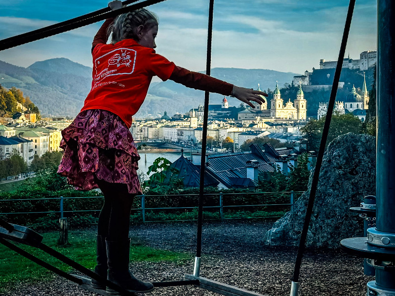 Vanuit de speeltuin heb je prachtig uitzicht op Salzburg