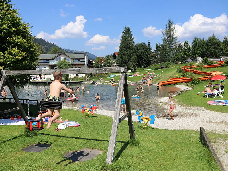 Leuke speeltuintjes en fijne ligweides bij de zwemmeren in het Salzburgerland