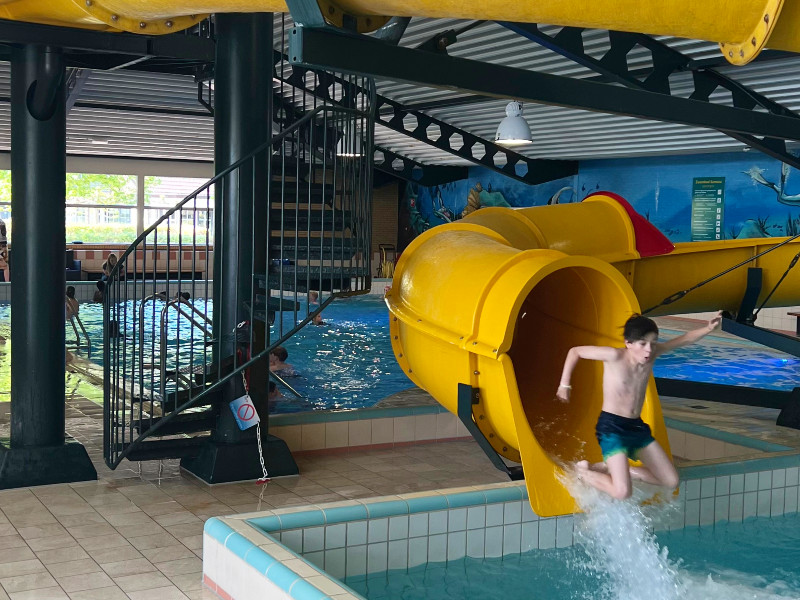 De glijbaan in het binnenbad van Camping Samoza