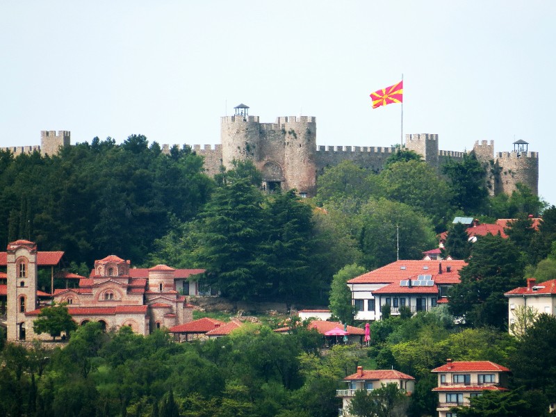 Samuels Fort torent boven Ohrid uit