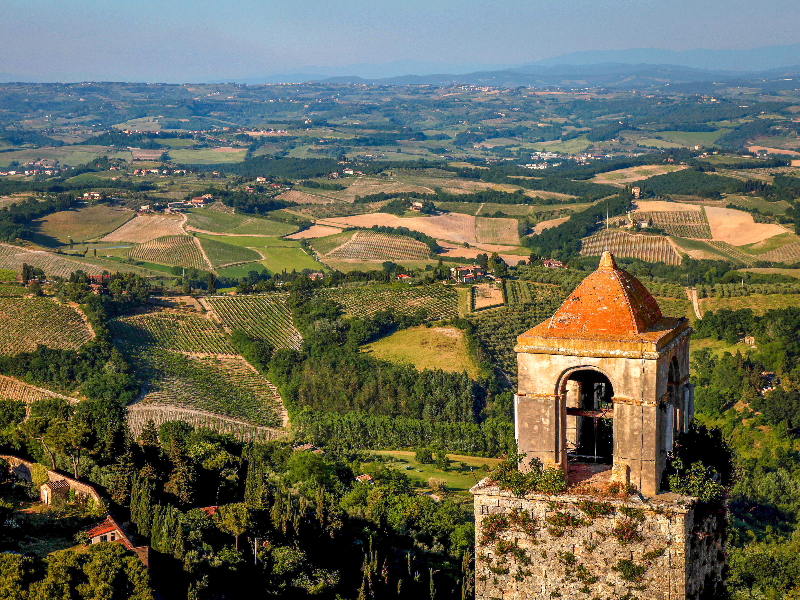 Het glooiende landschap van Toscane in een gouden zonlicht spreekt bij iedere vakantieganger tot de verbeelding.