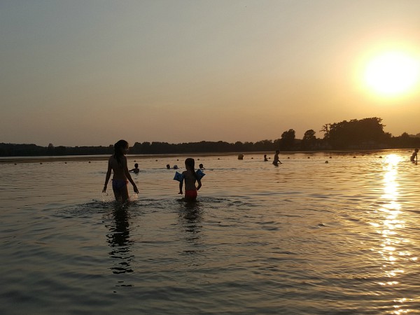 Zwemmen in het meer bij zonsondergang