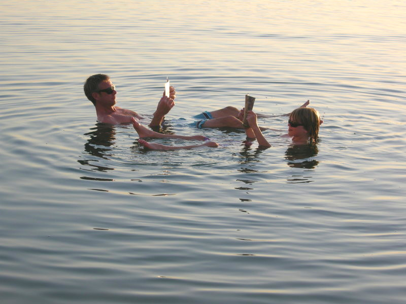 Boekje lezen in de Dode Zee