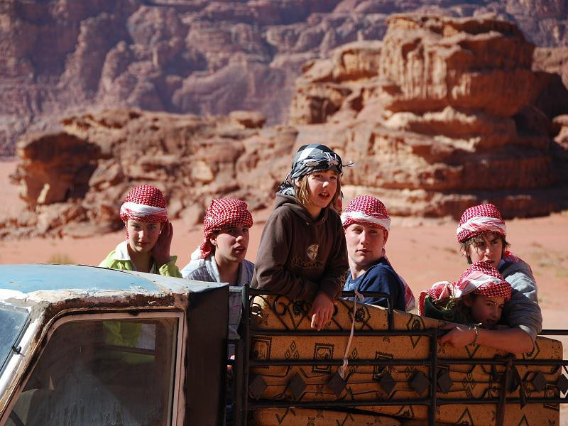 Kids in de jeep in de woestijn van Wadi Rum