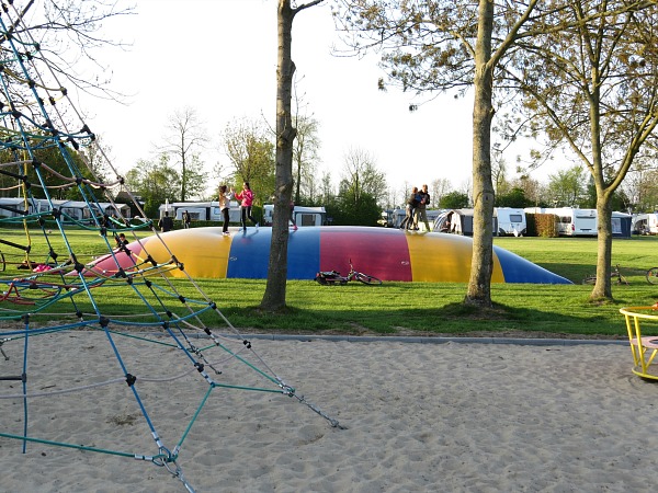 Speeltuin, voetbalveld en airtrampoline bij camping Scheldeoord