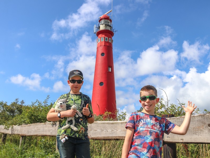 De kinderen van Cindy bij de vuurtoren op het Friese waddeneiland Schiermonnikoog