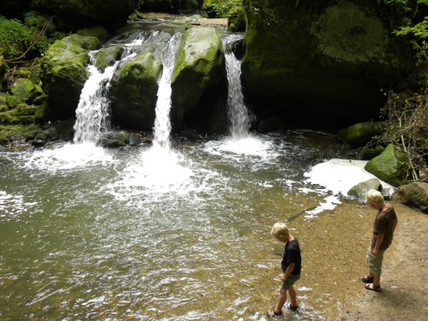 Pootje baden bij de Schiessentumpel watervallen