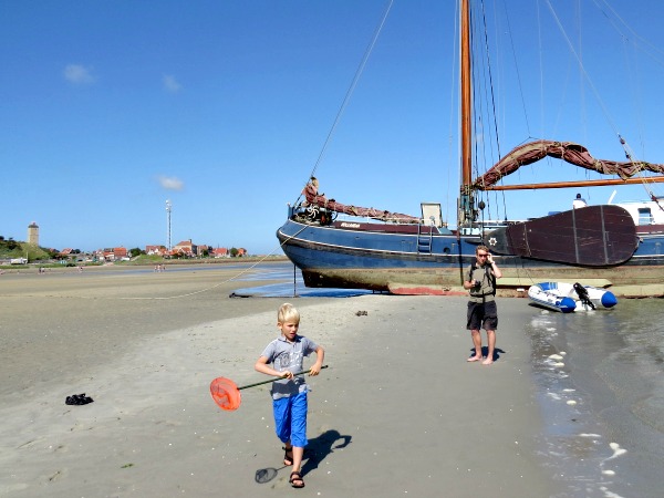 Krabben vangen op het wad bij Terschelling