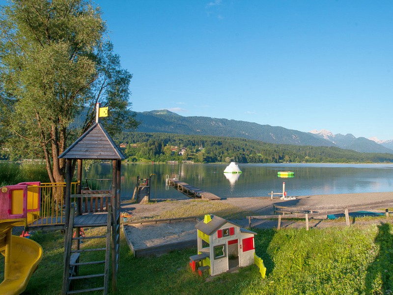 Het meer is op korte afstand van de camping