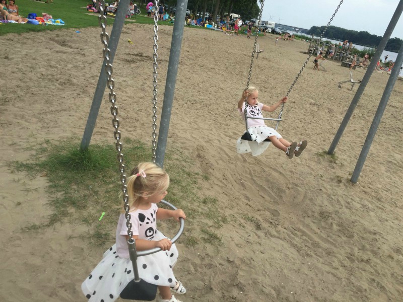Schommelen op een strandje bij het Brielse Meer