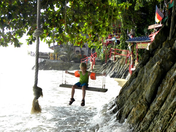 Schommelen boven de golven bij White Sand Beach