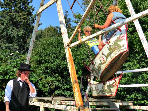 Oude schommelschuit in Den Gamle By