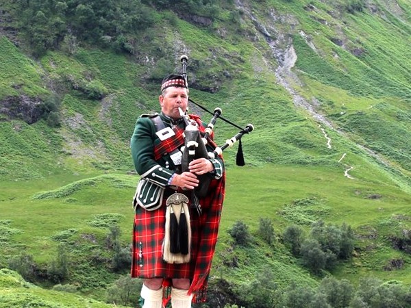 Schotse doedelzakspeler in de highlands
