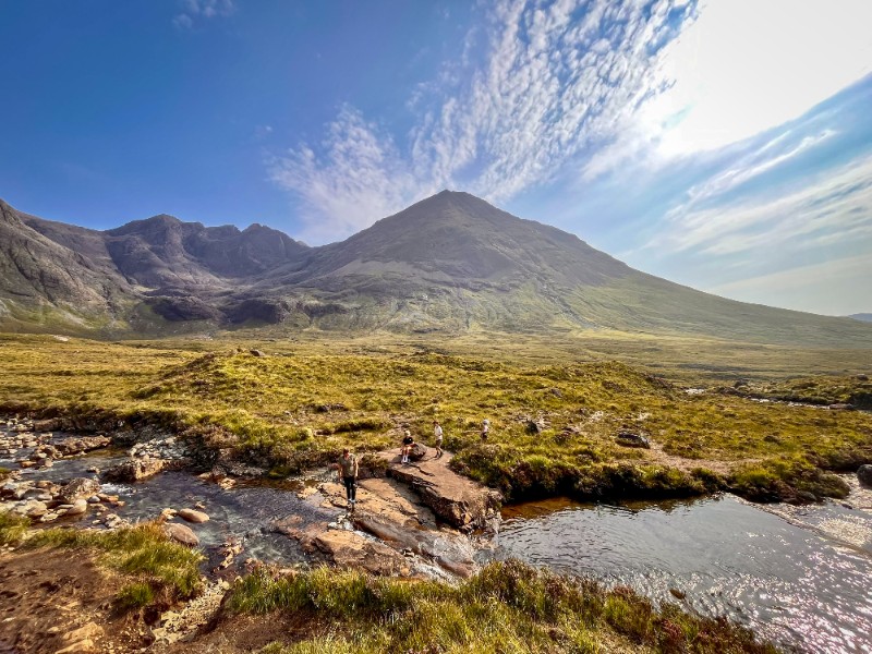 gezin wandelt door Schotland
