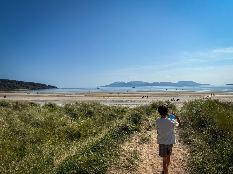 kind loopt naar het strand