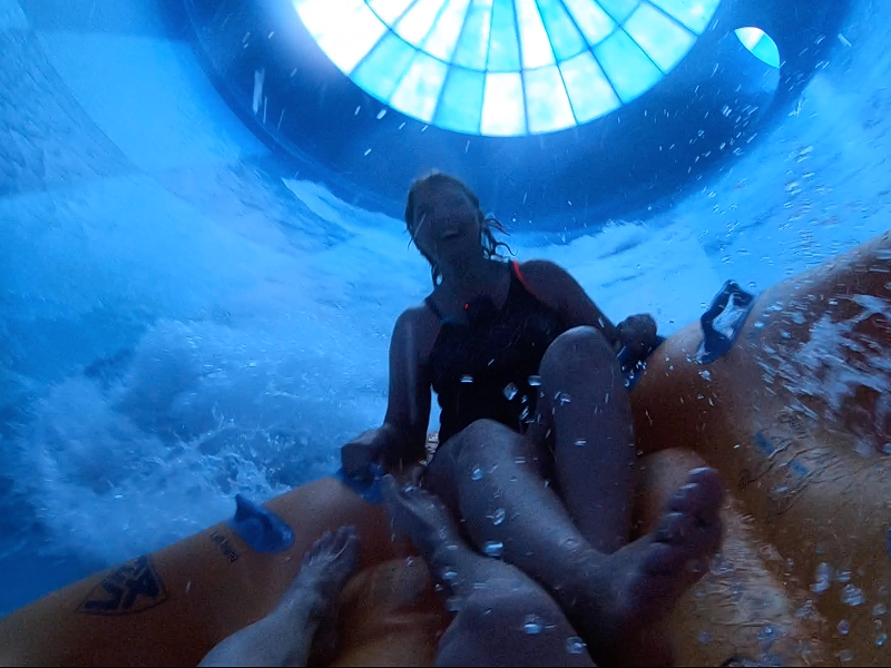 Sabine in de enorme glijbaan Bombo in Hof van Saksen, Drenthe