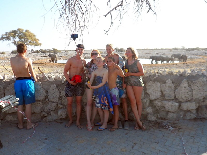 Poseren met de dieren bij een resort in Etosha