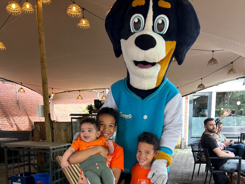 De jongens gaan enthousiast op de foto met de mascotte van Summio Heihaas: Senno!