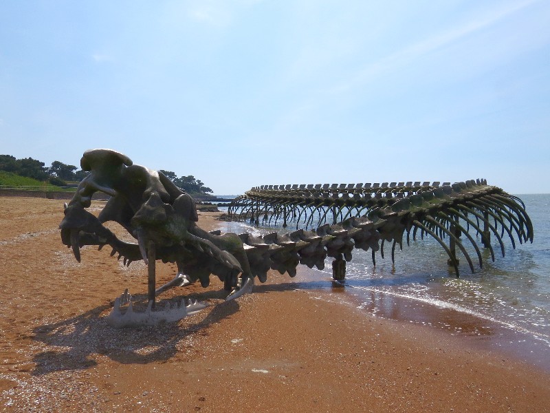 Het kunstwerk Le Serpent d'Ocean bij eb