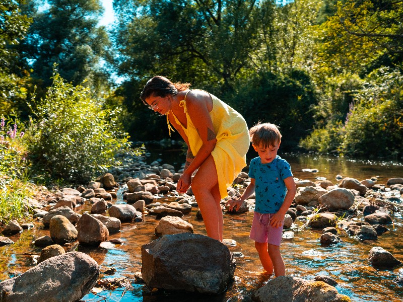 Spelen bij een riviertje in Servië