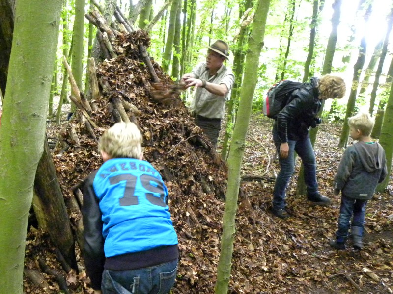 We bouwen een shelter tijdens de Bushcraft