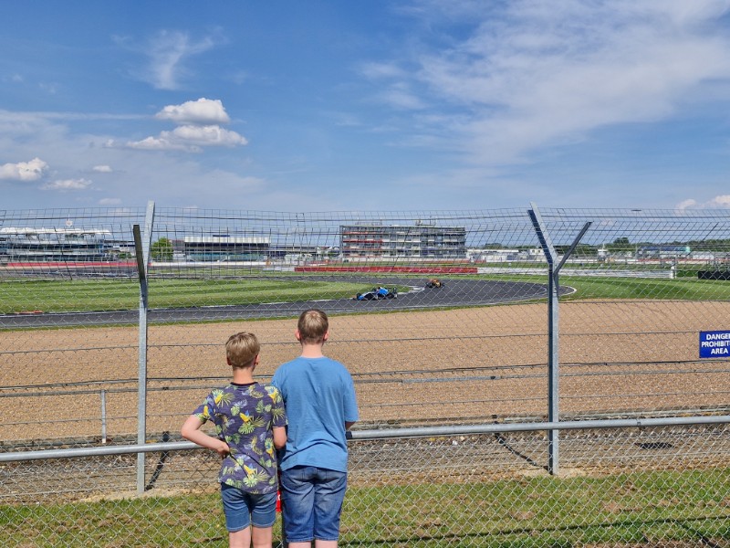 Een kijkje bij het circuit van Silver Stone
