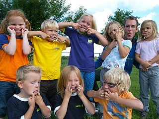 Kids trekken gekke bekken op kinderkamp