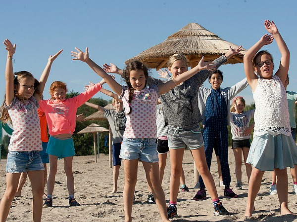 Jongeren tussen de 15 - 18 jaar beleven een actieve vakantie via Surfblend.