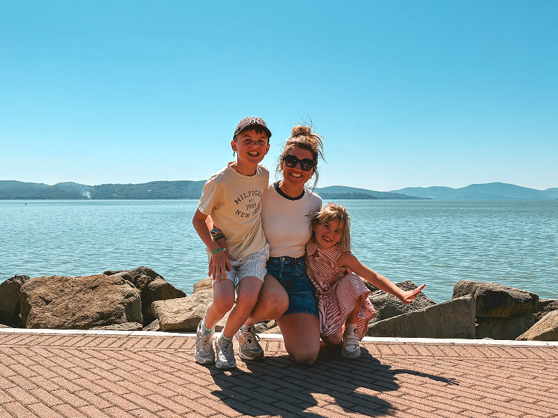 Simone en haar kinderen bij Lago Trasimeno