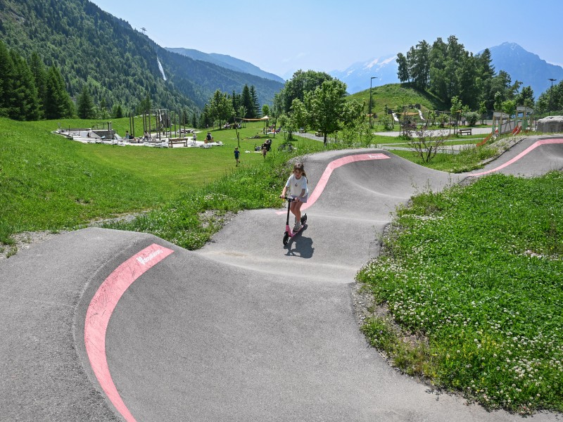 Fietsen of steppen over de pumptrack in Vaujany