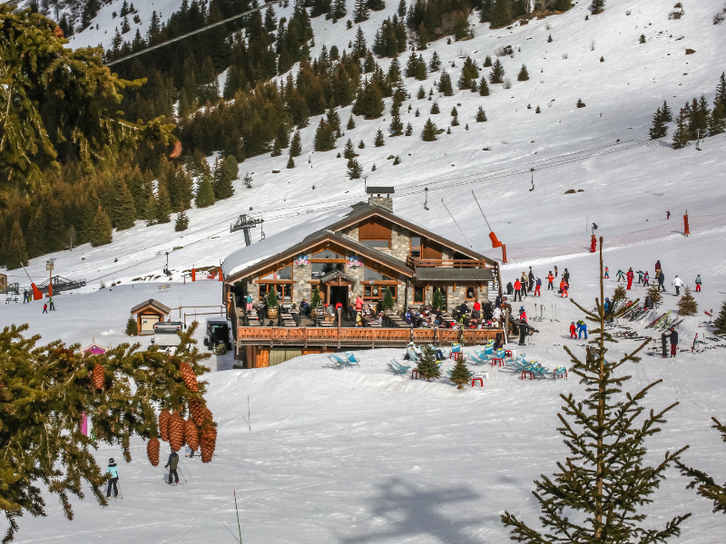 Lekker een kindermenu eten op de piste kan op verschillende plekken in Meribel