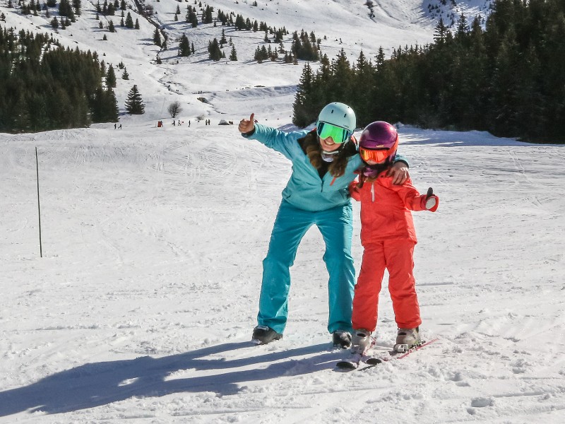 Elisabeth en haar dochter in de sneeuw van Méribel