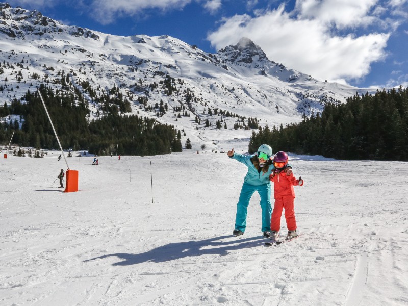 Elisabeth en haar dochter tijdens hun wintersport met het hele gezin in Méribel, de Franse Alpen