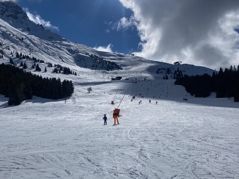 De zoon van Elisabeth met haar broer op een prachtige dag midden in de voorjaarsvakantie in Méribel, de Franse Alpen